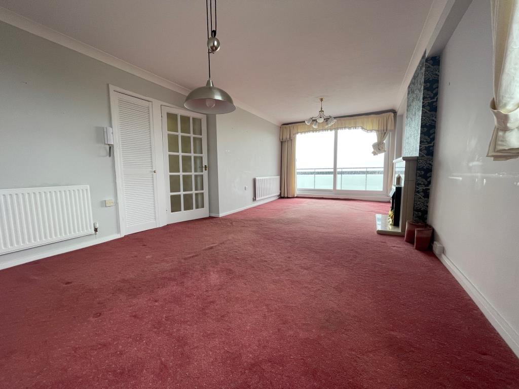 Lot: 137 - THREE-BEDROOM PENTHOUSE FLAT WITH COASTAL VIEWS - Living room with fireplace